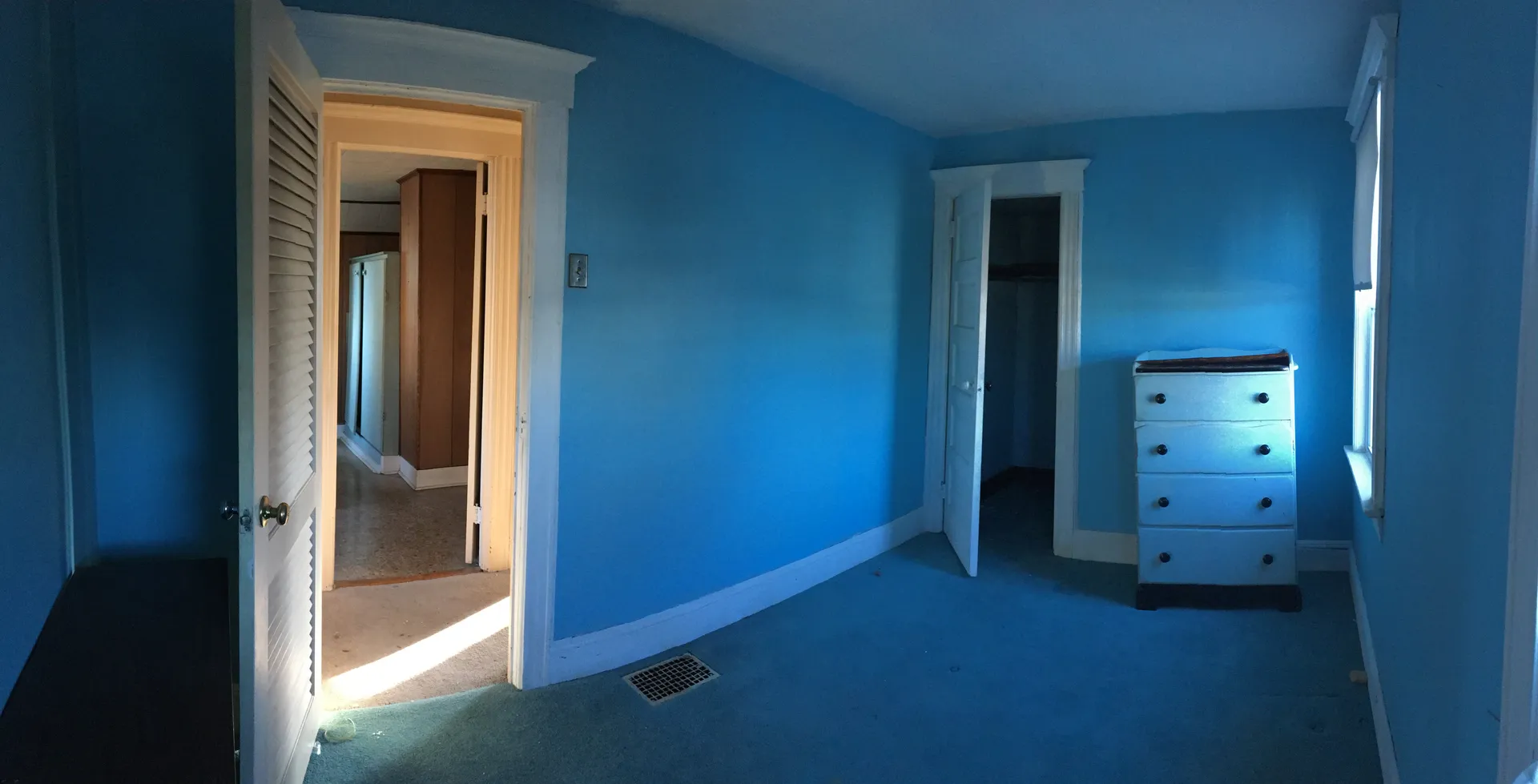 Original bedroom before renovation