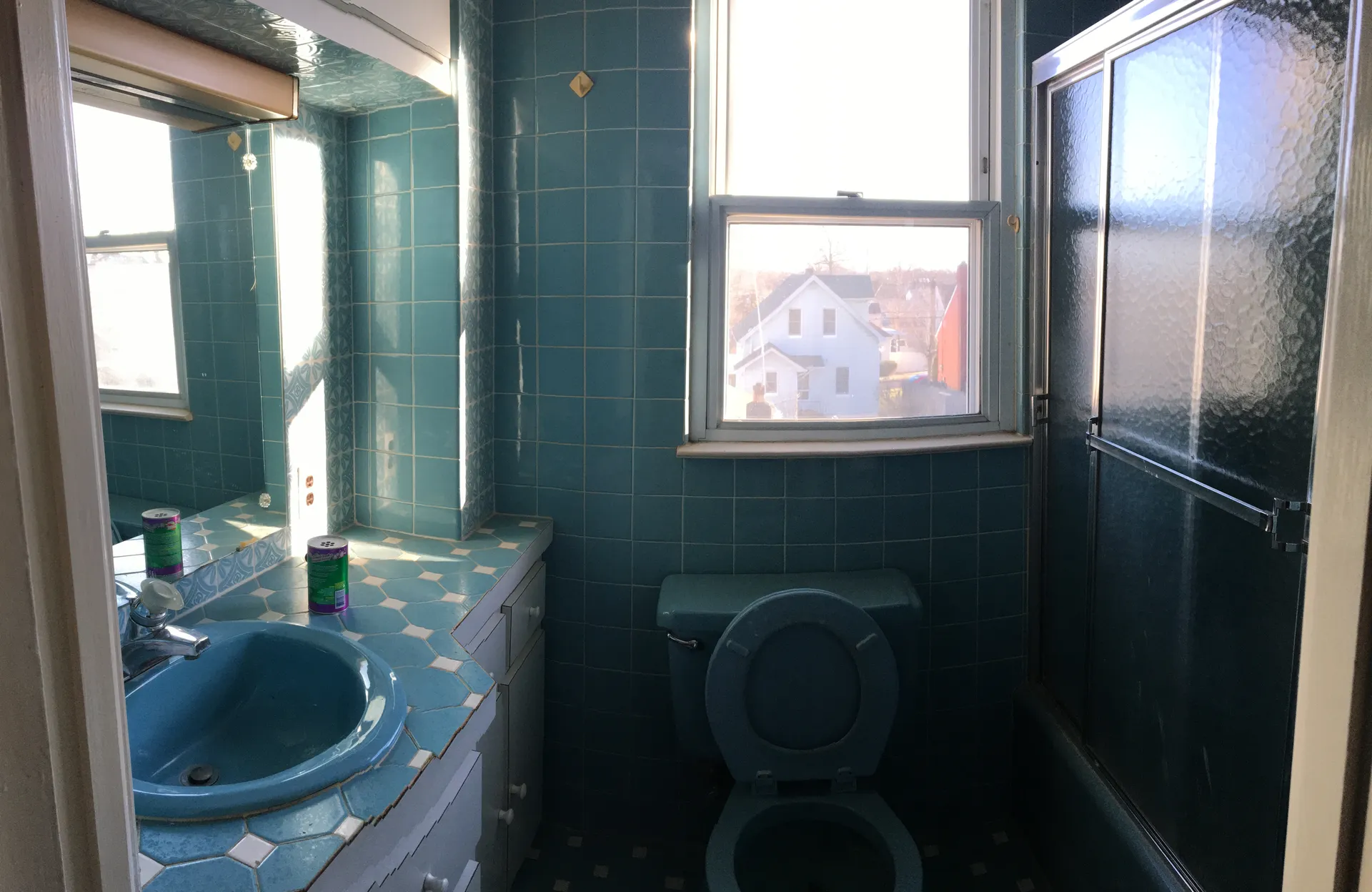 Original tiled bathroom before renovation