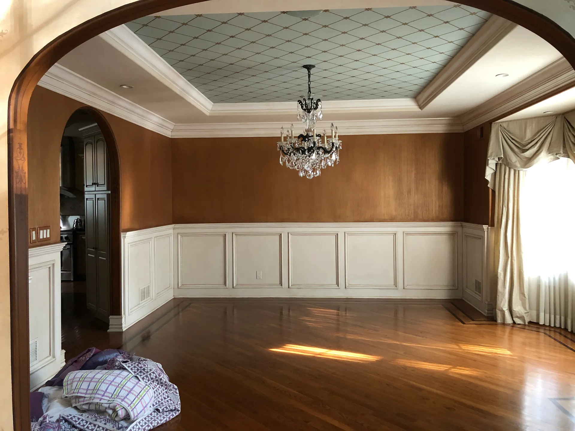Formal dining room with faux-finish walls and dated tray ceiling before renovation