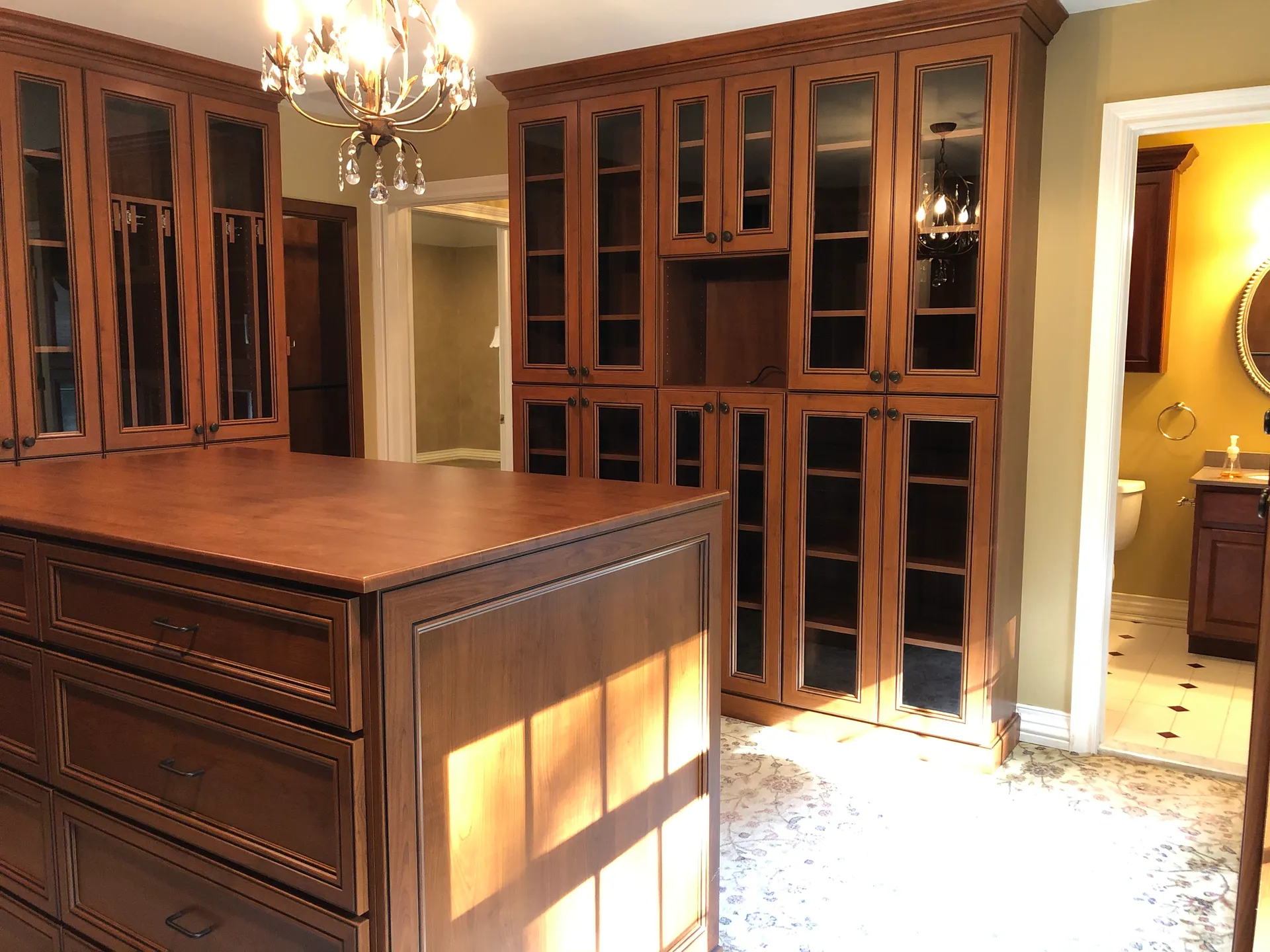 Walk-in dressing room before renovation